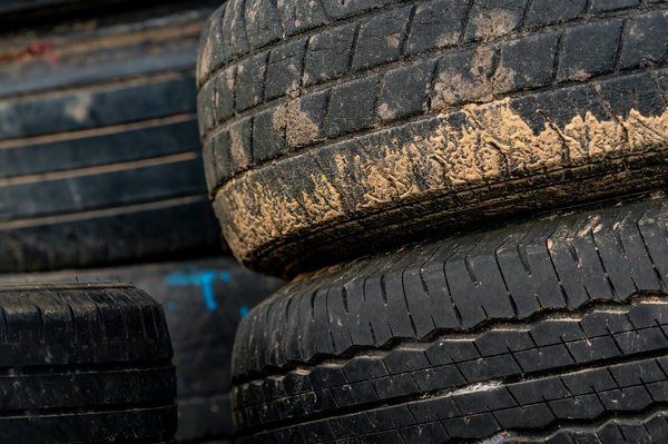 How to Choose Between All-Season and Performance Tires?